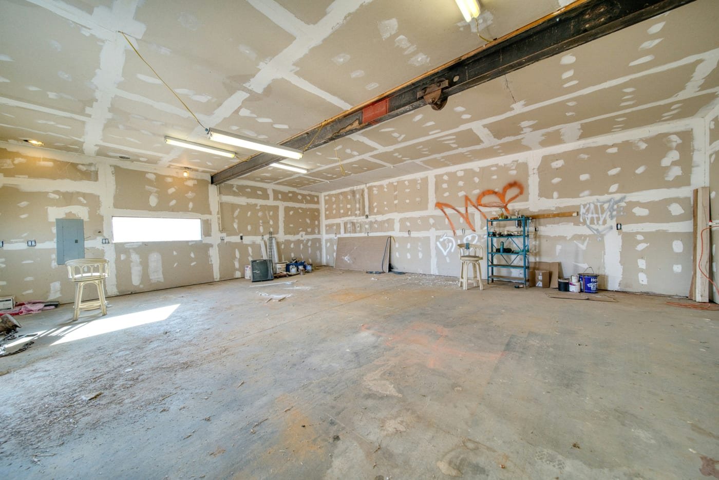 Pièce en cours de rénovation avec poussière et matériaux de chantier