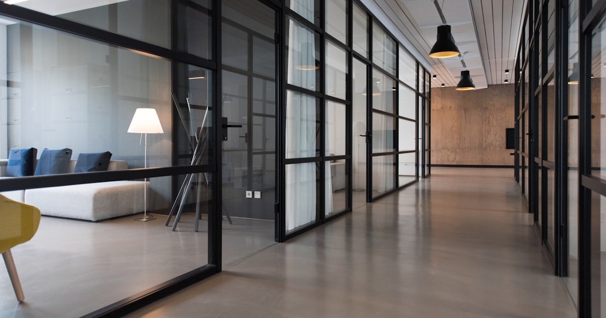 Bureau professionnel propre et organisé à Paris