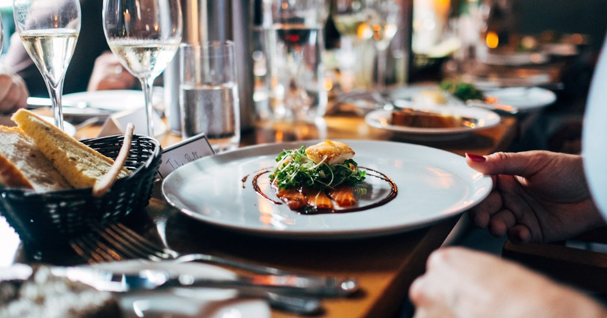 Intérieur de restaurant professionnel propre et bien entretenu